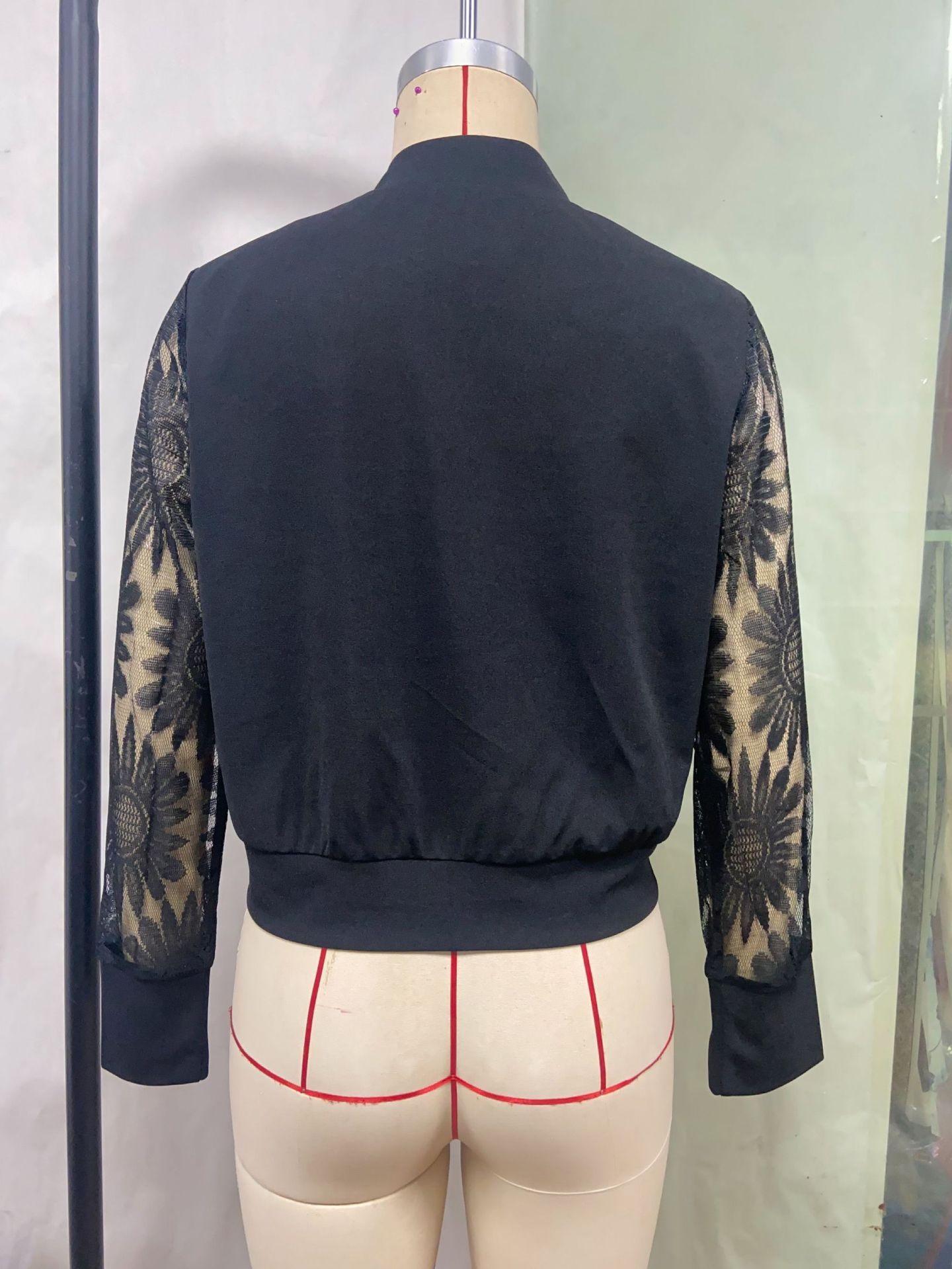 Jacke mit Reißverschluss und floraler Musterstruktur an transparenten Ärmeln