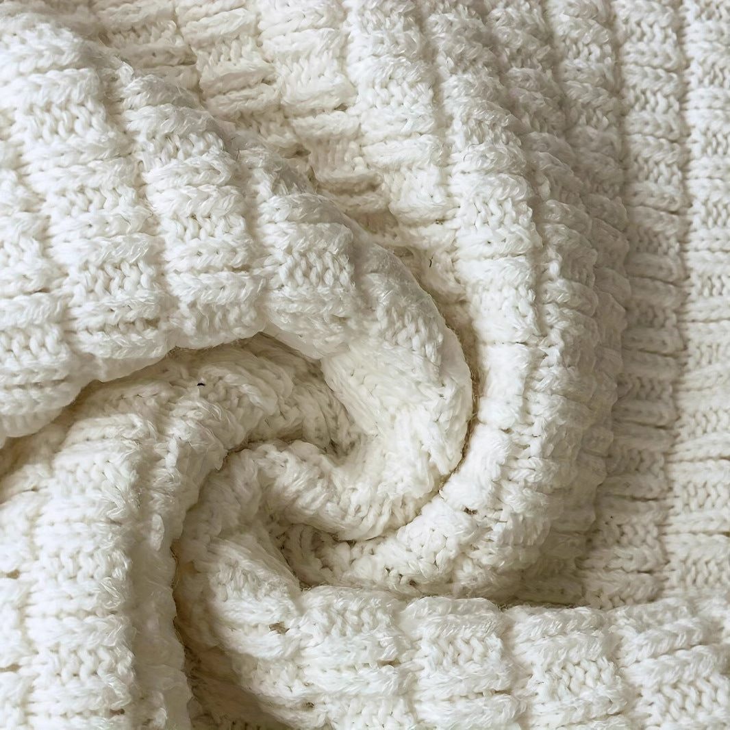 Strickjacke mit Rundhalsausschnitt, Knopfleiste und Spitzensaum