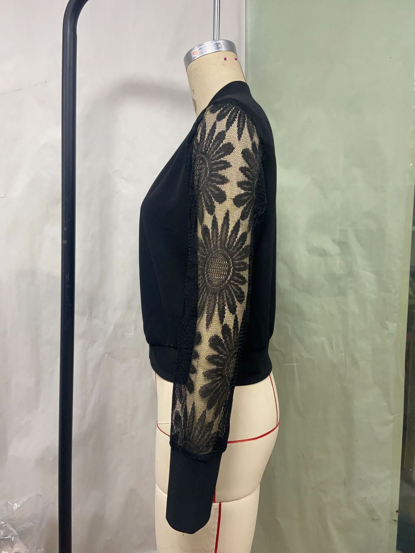 Jacke mit Reißverschluss und floraler Musterstruktur an transparenten Ärmeln