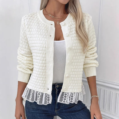 Strickjacke mit Rundhalsausschnitt, Knopfleiste und Spitzensaum