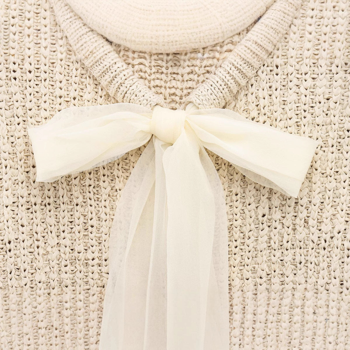 Strickpullover mit Organza-Schleife und Knopfleiste