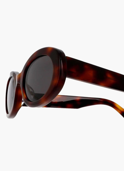 Sonnenbrille mit ovalem Rahmen