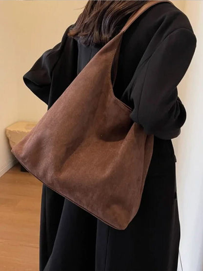 Schultertasche mit schlichtem Design und großem Hauptfach