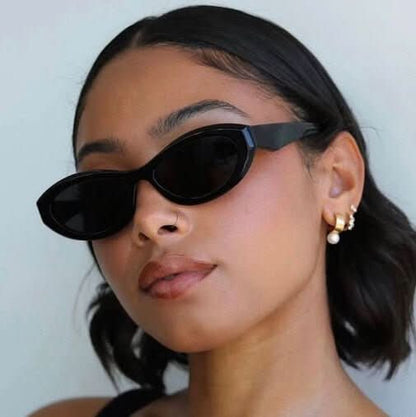 Schmale Sonnenbrille mit geschwungenem Rahmen