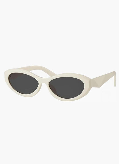 Schmale Sonnenbrille mit geschwungenem Rahmen