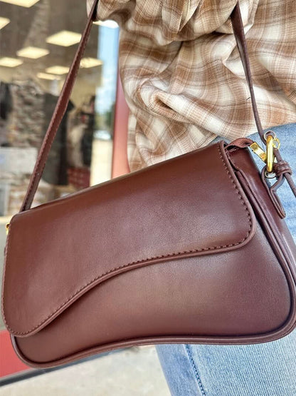 Kompakte Schultertasche mit geschwungenem Detail