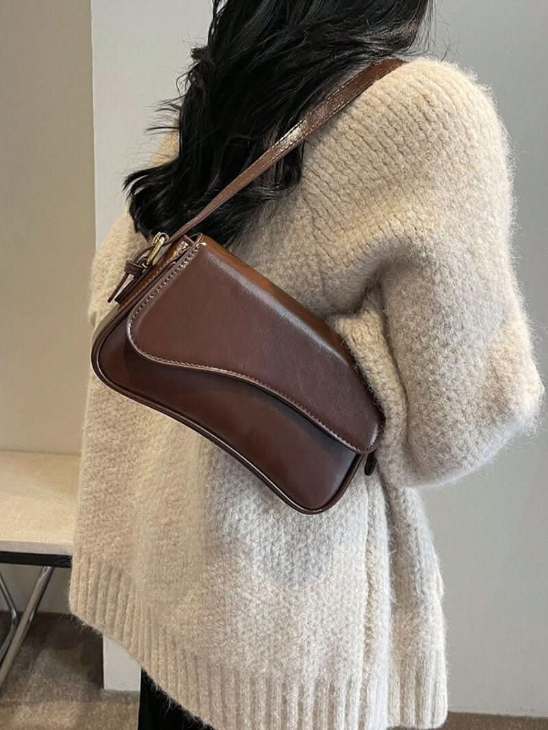 Kompakte Schultertasche mit geschwungenem Detail