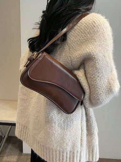 Kompakte Schultertasche mit geschwungenem Detail