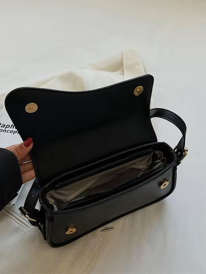 Kompakte Schultertasche mit geschwungenem Detail