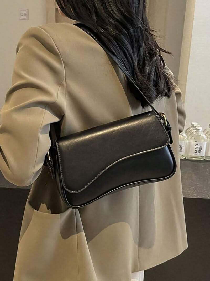 Kompakte Schultertasche mit geschwungenem Detail