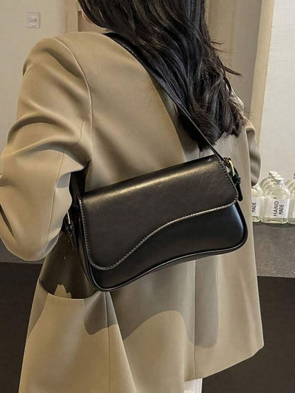 Kompakte Schultertasche mit geschwungenem Detail