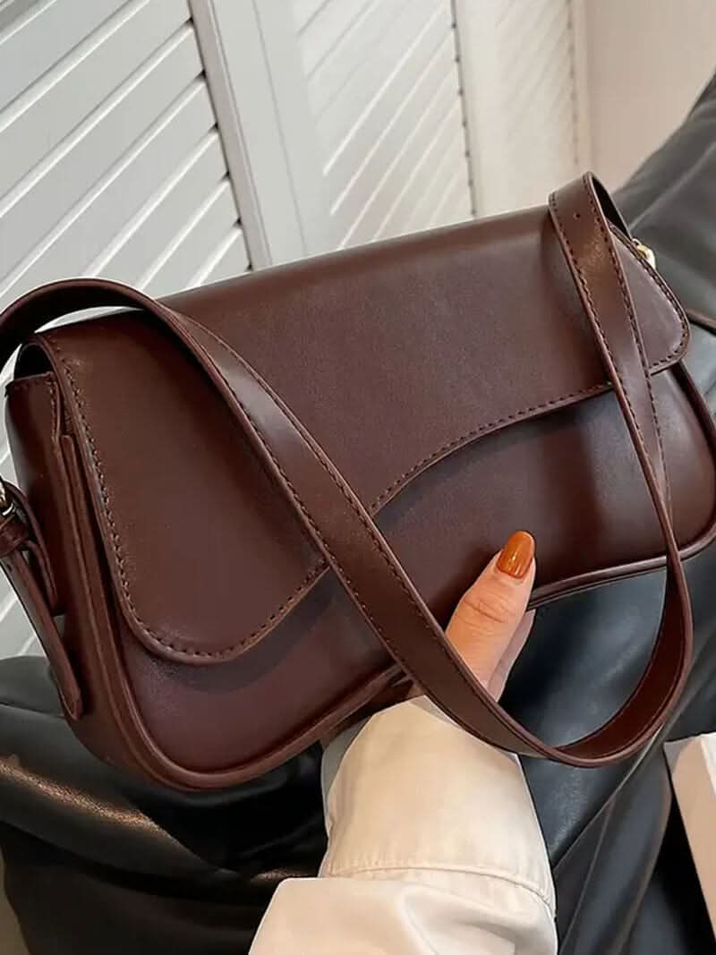 Kompakte Schultertasche mit geschwungenem Detail