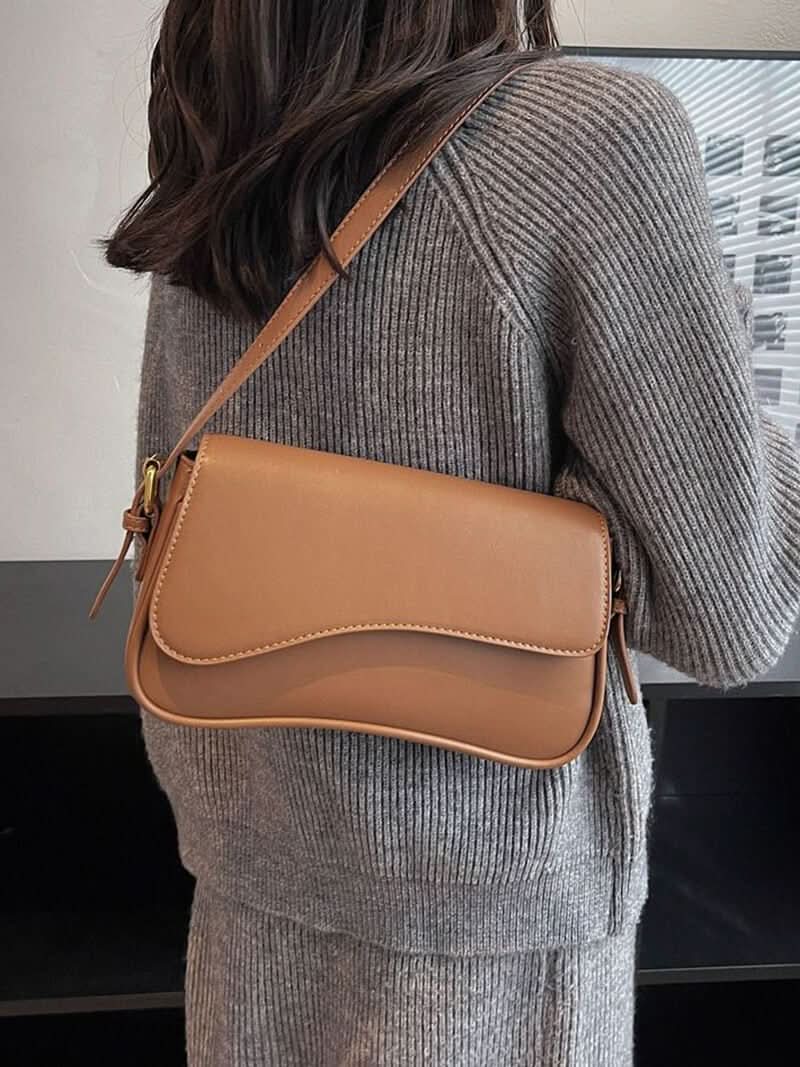 Kompakte Schultertasche mit geschwungenem Detail