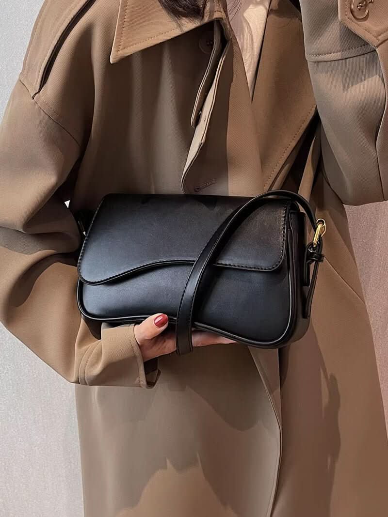 Kompakte Schultertasche mit geschwungenem Detail