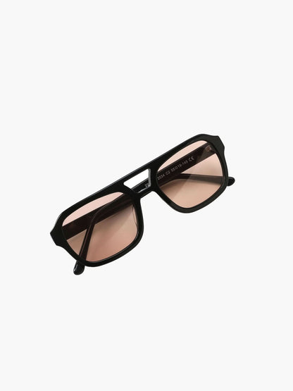 Sonnenbrille mit Retro-Rahmen und breiten Bügeln