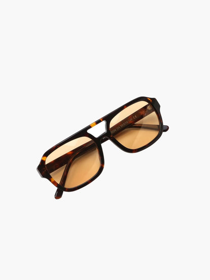 Sonnenbrille mit Retro-Rahmen und breiten Bügeln